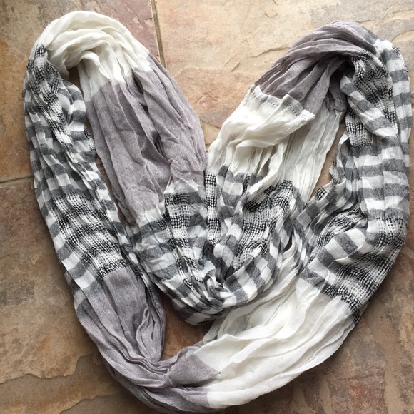 Urban Outfitters Accessories - Beautiful scarf
